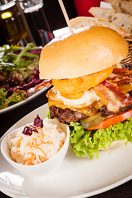 포토 JPG 해외이미지 접시 검은배경 패스트푸드 실내 사람없음 아웃포커스 햄버거 인스턴트 정크푸드 바게트 코우슬로 해외202004 해외포토 식기 음식 빵 백그라운드 촬영기법 내부 검은색 샐러드 파일형식 이미지허브