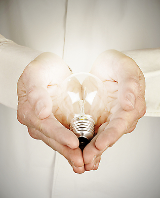 포토 JPG 해외이미지 모양 손 디자인 남자 컨셉 오렌지 전구 손가락 유리 아이디어 창조 사람없음 경제 빛 노란색 금속 검은색 어둠 에너지 램프 잡기 최고 보호 스마트 심볼 오브젝트 해결 발견 혁명 해외202004 해외포토 컬러 과일 모션 재질 조명 사람 신체부위 파일형식 이미지허브