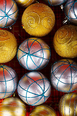 포토 JPG 해외이미지 전통 계절 크리스마스 겨울 휴가 매달리기 사람없음 장식 빨간색 파란색 빛 금속 회색 흰색 원형 화려 황금 은색 오브젝트 여의주 해외202004 해외포토 도형 기념일 컬러 컨셉 모션 재질 파일형식 이미지허브