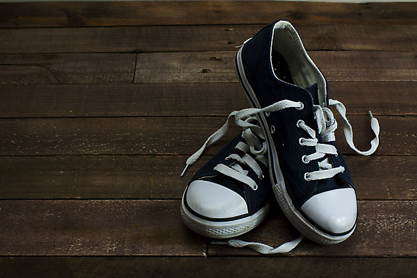 포토 JPG 해외이미지 백그라운드 운동화 신발 발 거리 사람 사람없음 파란색 청춘 유행 수확 흰색 도시 쌍 정상 복고 캔버스 고립 그런지 양발 옛날 스타일 해외202004 해외포토 컬러 컨셉 농업 신체부위 파일형식 이미지허브