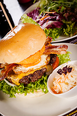 포토 JPG 해외이미지 그릇 접시 채소 패스트푸드 실내 사람없음 햄버거 인스턴트 정크푸드 코우슬로 해외202004 해외포토 식기 음식 내부 샐러드 파일형식 이미지허브