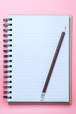 포토 JPG 해외이미지 디자인 교육 종이 선 분홍색 백그라운드 비즈니스 학교 새로움 나선형 사람없음 책 사무실 연필 다이어리 쪽지 공책 공백 덮개 흰색 오픈 메시지 오브젝트 질감 문서 페이지 시트 패드 해외202004 해외포토 컬러 컨셉 무늬 문구용품 학용품 필기구 사무용품 뚜껑 파일형식 이미지허브