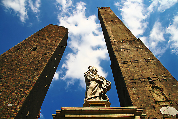 포토 JPG 해외이미지 구름 유럽 종교 선 여행 건축양식 하늘 벽돌 거리 풍경 사람없음 건물 책 파란색 조각상 교회 탑 이탈리아 골동품 도시 중세 역사 시력 정사각형 각도 장면 타운 옛날 특별함 수평선 해외202004 해외포토 자연요소 도형 건축물 건축 나라 컬러 컨셉 종교건축 조형물 파일형식 이미지허브