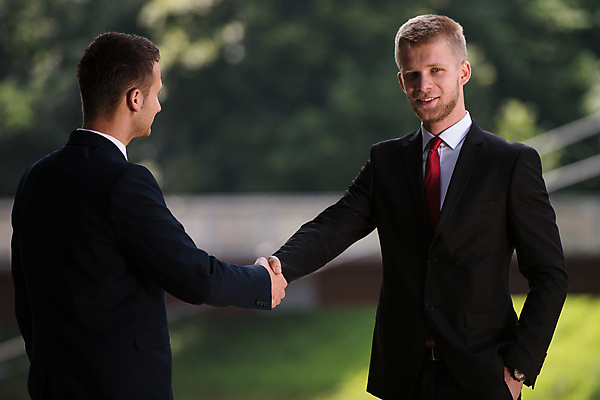 포토 JPG 해외이미지 백인 직업 라이프스타일 응시 공원 남자 행복 백그라운드 2 비즈니스 통신 자연 성공 악수 아이디어 직장 따뜻함 사람 성인 야외 두명 금융 사무실 정원 거래 인사 최고 업무 비즈니스맨 스마트 경영자 긍정 경영 해외202004 해외포토 서양인 시선 공공시설 감정 컨셉 회사 손짓 생활 경제 예절 작업 직장인 리더 생태계 파일형식 이미지허브