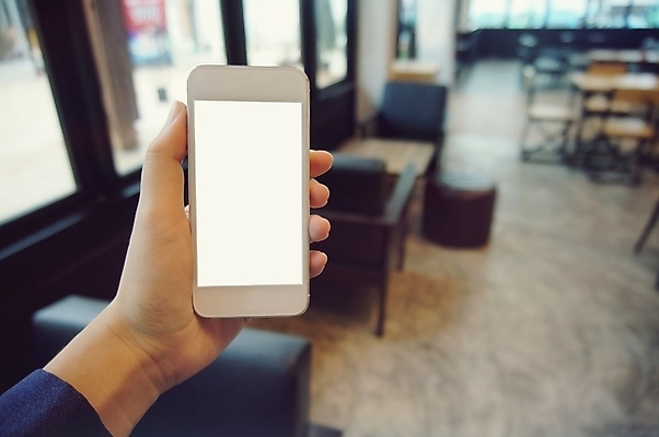 포토 JPG 해외이미지 손 실내 들기 아웃포커스 신체부위 스마트폰 목업 해외202004 해외포토 모션 촬영기법 사람 내부 핸드폰 스마트기기 파일형식 이미지허브