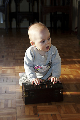 포토 JPG 해외이미지 응시 행복 얼굴 어린이 가구 놀이 건강 한명 사람 상자 장난감 성장 게임 아기 플랫 달콤 호기심 결백 해외202004 해외포토 1 시선 감정 생활용품 컨셉 신체부위 맛 파일형식 이미지허브