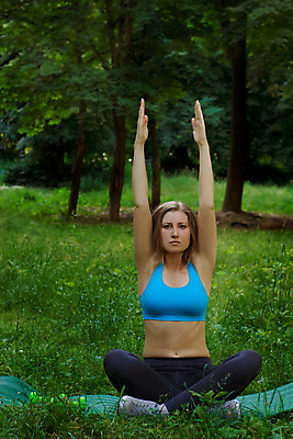 포토 JPG 해외이미지 백인 1 라이프스타일 공원 여자 행복 스포츠 포즈 신체 요가 자연 아침 휴식 건강 한명 사람 야외 초록색 운동복 스트레칭 날씬함 연습 체조 필라테스 아사나자세 해외202004 해외포토 주간 서양인 웰빙 옷 공공시설 감정 컬러 컨셉 생활 운동 요가자세 몸매 생태계 파일형식 이미지허브