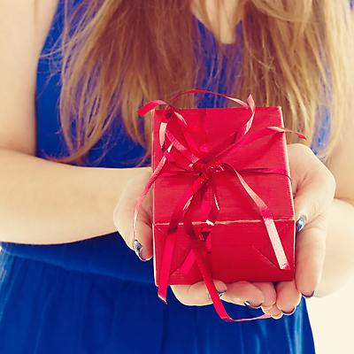 포토 JPG 해외이미지 백인 손 여자 기념일 행복 리본 백그라운드 크리스마스 포장 휴가 발렌타인데이 선물 한명 사람 이벤트 20대 성인 빨간색 빛 쇼핑 상자 유행 축제 놀람 흰색 축하 인사 잡기 생일 실크 오브젝트 활 주기 펑키 패키지 제안 해외202004 해외포토 서양인 1 감정 컬러 컨셉 모션 데이이벤트 표정 청년 신체부위 직물 예절 파일형식 이미지허브