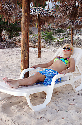 포토 JPG 해외이미지 백인 1 라이프스타일 여자 수영복 모래 여행 신체 의자 휴가 휴식 한명 사람 야외 파란색 비키니 금발 쌓기 여행객 뜨거움 휴게실 날씬함 피부 얇은 해외202004 해외포토 서양인 헤어스타일 옷 컬러 가구 컨셉 모션 생활 신체부위 몸매 파일형식 이미지허브