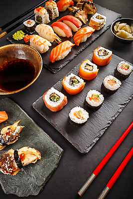 포토 JPG 해외이미지 젓가락 검은배경 실내 사람없음 초밥 간장 종지 김초밥 모듬초밥 돌판 롤스시 새우초밥 생강초절임 연어초밥 일본음식 해외202004 참치초밥 해외포토 그릇 음식 백그라운드 새우 수저 내부 검은색 돌_바위 양념 연어 모듬 절임 파일형식 이미지허브