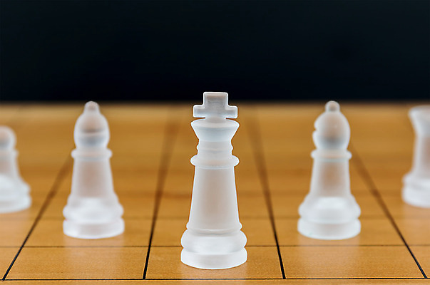 포토 JPG 해외이미지 조각 컨셉 유리 놀이 탁자 사람없음 목재 검은색 경쟁 게임 흰색 우승 체스 계획 대표 공격 왕 크리스탈 패배 체스판 여왕 지능 해외202004 해외포토 나무 컬러 가구 재료 모션 재질 최고 광석 파일형식 이미지허브