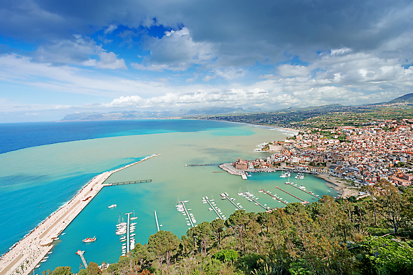 포토 JPG 해외이미지 유럽 바다 여행 건축양식 창문 지붕 휴가 산 거리 주택 안테나 사람없음 건물 여름 파란색 도시풍경 항구 맑음 이탈리아 발코니 도시 만 보트 역사 지중해 휴양지 타운 옛날 해외202004 해외포토 건축물 계절 건축 나라 컬러 배_교통 통신 교통시설 날씨 풍경 장소 파일형식 이미지허브