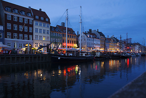 포토 JPG 해외이미지 외관 유럽 문화 여행 건축양식 하늘 거리 주택 덴마크 풍경 사람없음 야외 건물 물 여름 도시풍경 탑 도시 역사 운하 장면 북쪽 타운 스카이라인 스칸디나비아 옛날 코펜하겐 해외202004 해외포토 자연요소 건축물 계절 건축 나라 북유럽 방향 파일형식 이미지허브