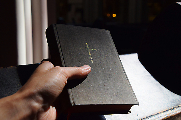 포토 JPG 해외이미지 손 종교 십자가 사람없음 목재 성당 교회 믿음 성경 어둠 덮개 기도 직물 잡기 묘사 캔버스 군함 신성 양장본 신앙심 해외202004 해외포토 나무 감정 배_교통 재료 종교용품 종교건축 모션 건물 신체부위 책 뚜껑 해군 파일형식 이미지허브