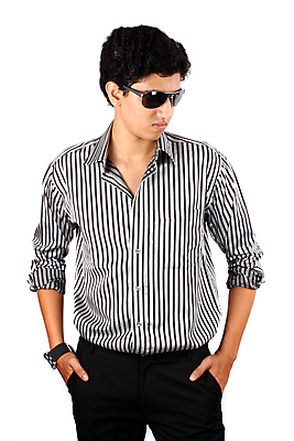 포토 JPG 해외이미지 모델 남자 포즈 셔츠 고글 한명 동양인 선글라스 줄무늬 화려 인디언 은색 그늘 인도인 스마트 해외202004 해외포토 외국인 1 안경 컬러 컨셉 상의 무늬 아메리카 사람 인종 파일형식 이미지허브