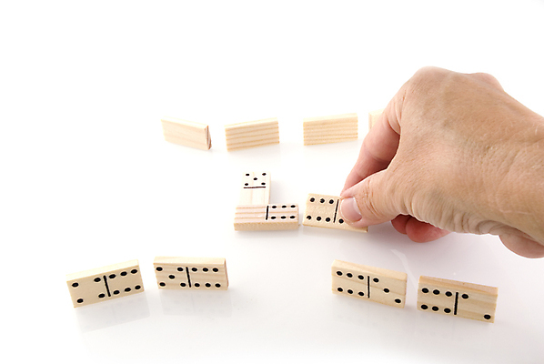 포토 JPG 해외이미지 손 들기 신체부위 잡기 도미노 해외202004 해외포토 모션 사람 파일형식 이미지허브