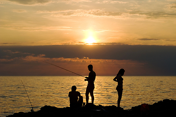 포토 JPG 해외이미지 전신 여자 남자 실루엣 바다 낚시 휴가 휴식 서기 들기 앉기 풍경 성인 야외 세명 여름 일몰 낚싯대 성인만 해외202004 해외포토 계절 컨셉 모션 레저 촬영기법 사람 노을 낚시용품 파일형식 이미지허브