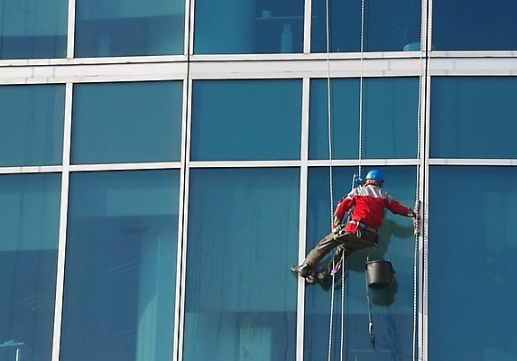포토 JPG 해외이미지 주간 전신 남자 밧줄 매달리기 외벽 한명 빌딩 성인 야외 건물 뒷모습 작업 닦기 청소부 유리창청소 성인남자한명만 해외202004 외벽청소 해외포토 자연요소 직업 1 건축물 줄 벽 뷰포인트 모션 사람 청소 남자한명만 성인남자만 파일형식 이미지허브