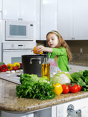 포토 JPG 해외이미지 어린이 다이어트 한명 요리사 난로 유기농 해외202004 해외포토 직업 1 웰빙 건강 사람 난방기 파일형식 이미지허브