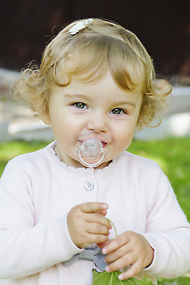 포토 JPG 해외이미지 백인 1 여자 유럽 어린이 2 3 한명 사람 소년 흰색 아기 신생아 연도 해외202004 해외포토 서양인 남자 나라 컬러 파일형식 이미지허브