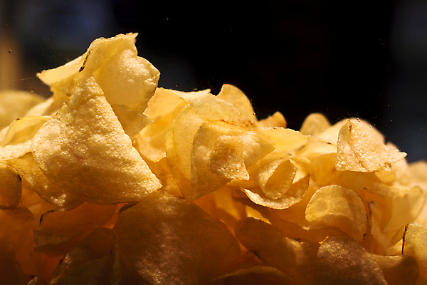 포토 JPG 해외이미지 검은배경 실내 사람없음 감자칩 해외202004 해외포토 백그라운드 내부 과자 검은색 칩_음식 파일형식 이미지허브