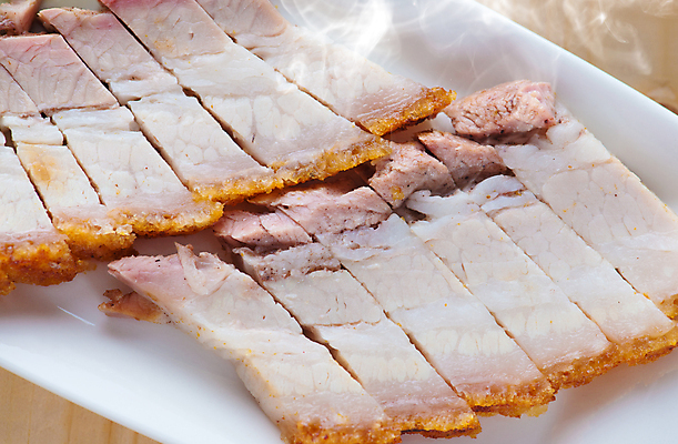 포토 JPG 해외이미지 전통 접시 아시아 음식 육류 돼지고기 요리 동양인 사람없음 식당 식사 중국 튀김 돼지 바비큐 굽기 먹기 피부 슬라이스 서빙 숯 말레이시아 싱가폴 점심식사 용광로 인기 스타일 해외202004 해외포토 식기 나라 식재료 포유류 모션 인종 신체부위 상점 구이 파일형식 이미지허브