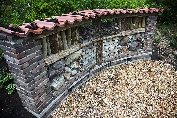 포토 JPG 해외이미지 나무 곤충 백그라운드 자연 호텔 벽돌 주택 사람없음 목재 초록색 상자 우주 정원 구멍 둥지 보호 말벌 네덜란드 생태계 리빙 내추럴 생태학 양봉장 해외202004 해외포토 식물 동물 교육 유럽 컬러 컨셉 재료 숙소 건물 벌_곤충 파일형식 이미지허브