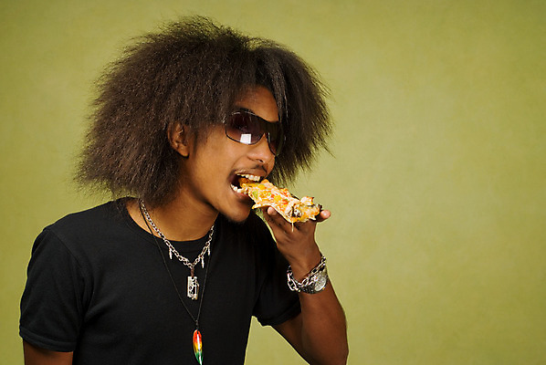 포토 JPG 해외이미지 1 라이프스타일 응시 남자 행복 얼굴 음식 조각 포즈 토마토 목걸이 치즈 피자 패스트푸드 한명 웃음 사람 선글라스 유행 식사 이탈리아 기쁨 잡기 변화 보석 먹기 배고픔 손목시계 점심식사 식욕 해로움 해외202004 해외포토 시선 감정 유럽 안경 시계 컨셉 채소 장신구 모션 유제품 서양음식 표정 생활 신체부위 인스턴트 광석 파일형식 이미지허브