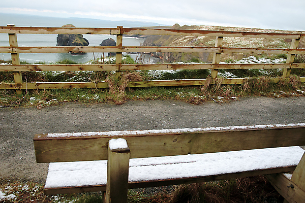 포토 JPG 해외이미지 구름 길 벽 바다 겨울 벤치 의자 자연 하늘 날씨 휴가 휴식 앉기 풍경 사람없음 야외 목재 가로 초록색 파란색 울타리 평화 침묵 산책 절벽 추위 가을 고독 그림 장면 아일랜드 파라다이스 해외202004 해외포토 자연요소 나무 계절 감정 유럽 컬러 가구 컨셉 재료 모션 담장 소리 생태계 파일형식 이미지허브