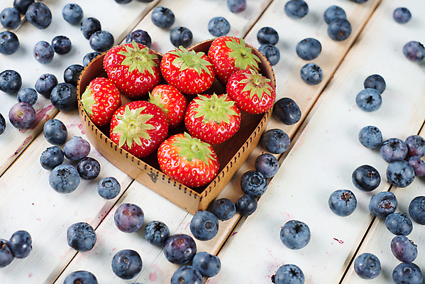 포토 JPG 해외이미지 라이프스타일 접시 열매 음식 백그라운드 다이어트 과일 자연 탁자 딸기 디저트 건강 사랑 사람없음 목재 빨간색 바구니 주방 흰색 하트 직물 달콤 유기농 블루베리 베리 내추럴 숙성 정물화 해외202004 해외포토 모양 나무 식물 식기 웰빙 감정 컬러 가구 재료 생활 맛 그림 생태계 파일형식 이미지허브