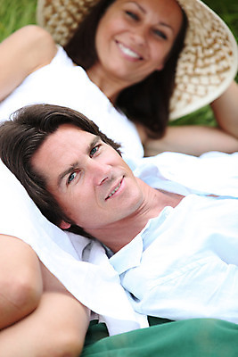 포토 JPG 해외이미지 백인 커플 공원 유럽 휴식 따뜻함 사랑 야외 두명 세로 여름 30대 소풍 맑음 기쁨 밀짚 해외202004 해외포토 서양인 계절 공공시설 감정 나라 컨셉 관계 날씨 사람 장년 야외활동 짚 파일형식 이미지허브