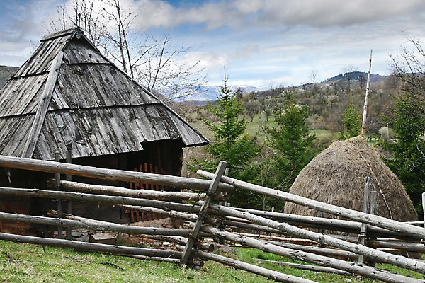 포토 JPG 해외이미지 나무 전통 유럽 문화 벽 여행 하늘 지붕 산 주택 풍경 사람없음 목재 초록색 파란색 마을 흙 봄 바위 흰색 양 건초더미 박물관 발칸반도 세르비아 옛날 접기 해외202004 해외포토 식물 계절 나라 컬러 재료 포유류 모션 건물 돌_바위 건초 파일형식 더미 이미지허브