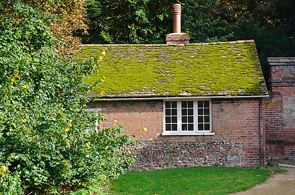 포토 JPG 해외이미지 영어 외관 건축양식 지붕 벽돌 주택 굴뚝 이끼 사람없음 야외 건물 빨간색 초록색 문 그림 시골집 빅토리아 옛날 해외202004 해외포토 문자 건축물 건축 컬러 파일형식 이미지허브