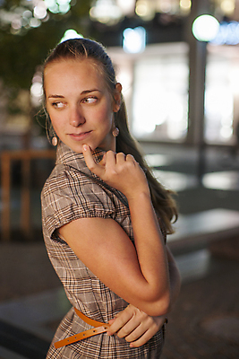 포토 JPG 해외이미지 백인 모델 옷 여자 행복 유럽 백그라운드 크리스마스 겨울 휴가 전등 한명 사람 성인 야외 빨간색 컬러풀 머리 유행 카메라 사진촬영 활발 축하 도시 화려 우아함 야간 저녁 사진사 슛 빛망울 블러 캡모자 스타일 해외202004 해외포토 자연요소 서양인 모자_잡화 1 계절 기념일 감정 나라 컬러 컨셉 조명 신체부위 전자제품 빛 촬영 작가 파일형식 이미지허브