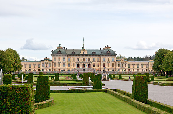 포토 JPG 해외이미지 창문 가족 하늘 주택 스웨덴 사람없음 건물 파란색 조각상 반사 궁전 깃발 왕 규칙 바로크 스톡홀름 해외202004 해외포토 건축물 컬러 고건축 관계 북유럽 조형물 파일형식 이미지허브