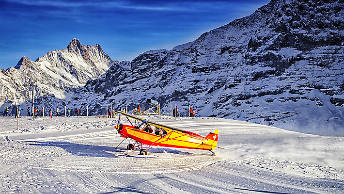 포토 JPG 해외이미지 겨울 자연 하늘 산 비행기 풍경 경사 사람없음 파란색 노란색 흰색 공항 스위스 휴양지 알프스 대패 착륙 해외202004 해외포토 계절 유럽 컬러 항공교통 교통시설 대중교통 장소 생태계 파일형식 이미지허브