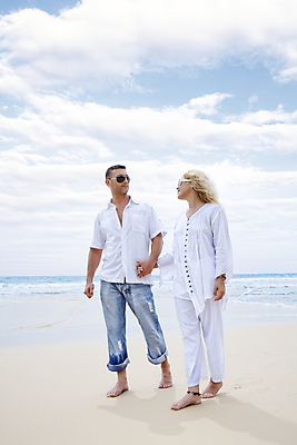 포토 JPG 해외이미지 라이프스타일 커플 여자 남자 행복 바다 여행 결혼 관계 맨발 휴가 함께함 사랑 사람 두명 물 여름 파란색 여행객 기쁨 신혼여행 신선 유혹 해외202004 해외포토 자연요소 계절 감정 컬러 컨셉 발 이벤트 생활 파일형식 이미지허브