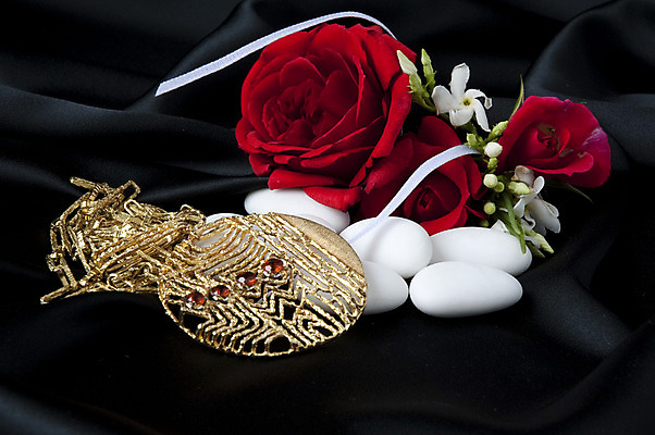 포토 JPG 해외이미지 꽃 결혼 팔찌 유리 발렌타인데이 사랑 사람없음 귀걸이 반지 아내 황금 보석 에메랄드 다이아몬드 꽃가루 약혼 루비 해외202004 해외포토 식물 감정 장신구 데이이벤트 재질 이벤트 광석 가루 약속 파일형식 이미지허브