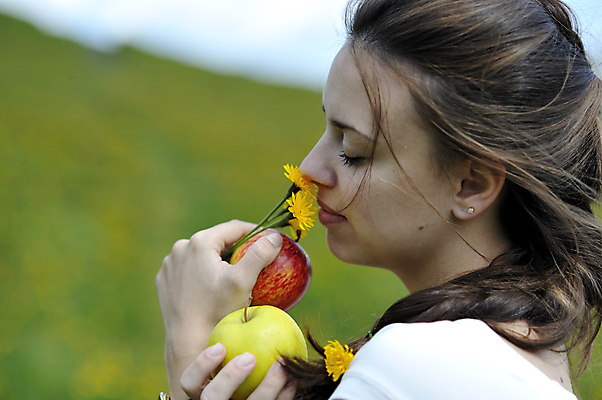포토 JPG 해외이미지 손 공원 여자 꽃 행복 포즈 과일 자연 건강 한명 미소 웃음 사람 야외 초록색 여름 점프 봄 활발 기쁨 자유 흰색 신선 사과 해외202004 해외포토 식물 1 계절 공공시설 감정 컬러 컨셉 모션 표정 신체부위 생태계 파일형식 이미지허브