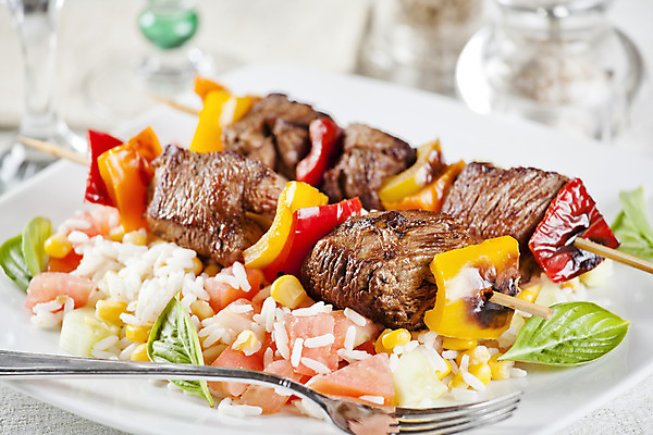 포토 JPG 해외이미지 음식 채소 육류 사람없음 빨간색 갈색 노란색 검은색 저녁식사 샐러드 소고기 흰색 꼬치 후추 바질 점심식사 해외202004 해외포토 컬러 식재료 식사 향신료 파일형식 이미지허브