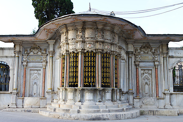 포토 JPG 해외이미지 건축양식 창문 이스탄불 사람없음 노란색 흰색 기둥 황금 도서관 대리석 칠면조 옛날 해외202004 해외포토 교육 건축 컬러 재료 조류 파일형식 튀르키예 이미지허브
