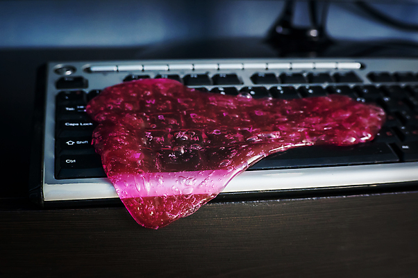 포토 JPG 해외이미지 장신구 자동차 버튼 열쇠 사람없음 내부 노트북 컴퓨터 검은색 장비 도구 키보드 바이러스 벌레 질병 청소 감염 덮기 문제 고무 스펀지 민달팽이 이슈 해외202004 해외포토 육상교통 컬러 곤충 의학 모션 전자제품 파일형식 달팽이_동물 이미지허브