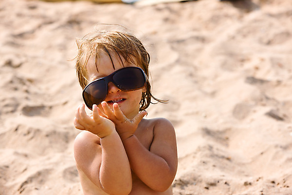 포토 JPG 해외이미지 행복 안경 어린이 바다 휴가 한명 사람 야외 장난감 태양 유행 아기 해외202004 해외포토 자연요소 1 잡화 감정 파일형식 이미지허브