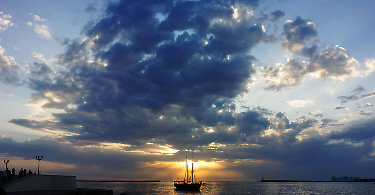 포토 JPG 해외이미지 구름 실루엣 바다 여행 요트 오렌지 자연 하늘 항해 풍경 사람없음 빨간색 물 여름 파란색 빛 햇빛 태양 반사 노란색 일출 침묵 황혼 일몰 새벽 자유 만 보트 황금 저녁 크루즈 장면 천국 우크라이나 수평선 해외202004 해외포토 자연요소 계절 유럽 컬러 컨셉 배_교통 과일 촬영기법 노을 소리 야간 생태계 파일형식 이미지허브