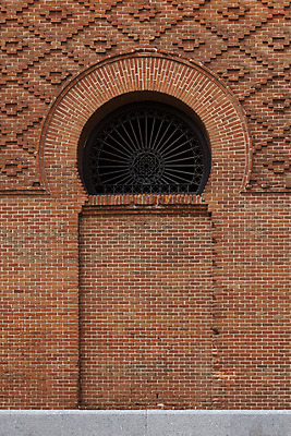 포토 JPG 해외이미지 외관 유럽 벽 패턴 오렌지 건축양식 부분 창문 벽돌 사람없음 건물 빨간색 문 금속 경기장 흰색 스페인 철 묘사 황소 대문 마드리드 스페인어 아랍어 옛날 해외202004 해외포토 건축물 건축 나라 컬러 무늬 과일 스포츠시설 재질 소 파일형식 이미지허브