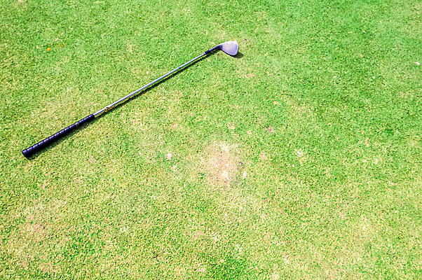 포토 JPG 해외이미지 스포츠 골프 공 놀이 취미 사람없음 야외 초록색 일몰 강의 오브젝트 클럽 골프티 해외202004 해외포토 컬러 골프용품 구기 노을 파일형식 이미지허브