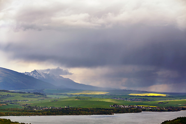 포토 JPG 해외이미지 나무 식물 구름 유럽 호수 밭 농업 자연 하늘 바람 날씨 산 풍경 사람없음 초록색 물 여름 빛 강 농장 마을 환경 봄 젖음 시골 숲 4월 5월 언덕 장면 폭풍 타운 슬로바키아 해외202004 해외포토 자연요소 계절 나라 산업 컬러 도시 날짜 생태계 파일형식 이미지허브