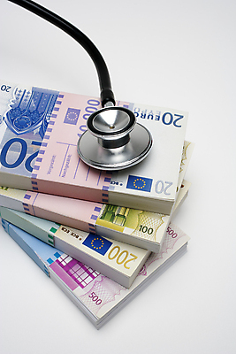 포토 JPG 해외이미지 스튜디오촬영 직업 남자 종이 지폐 돈 청진기 독일 병원 사람 사람없음 금융 약 건강관리 장비 저축 의사 유로 흰색 재산 질병 흰배경 작업도구 고립 스테인레스 수수료 해외202004 해외포토 유럽 컬러 백그라운드 의학 의료기기 실내 건강 관리 경제 의료진 도구 요금 파일형식 이미지허브