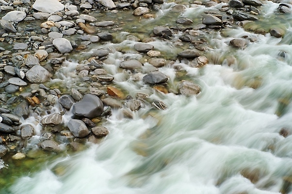 포토 JPG 해외이미지 여행 이동 자연 산 풍경 사람없음 야외 물 강 환경 흐름 바위 개울 소프트포커스 속도 암초 블러 해외202004 해외포토 자연요소 컨셉 촬영기법 돌_바위 생태계 파일형식 이미지허브