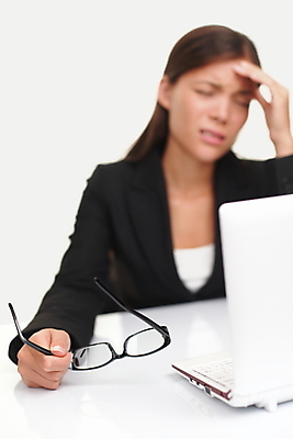 포토 JPG 해외이미지 백인 직업 손 여자 안경 백그라운드 비즈니스 노동자 스트레스 주택 건강 피곤 한명 사람 동양인 정장 성인 노트북 컴퓨터 사무실 머리 우주 중국 고통 슬픔 흰색 잡기 업무 비즈니스우먼 좌절 시력 두통 문제 고립 우울증 편두통 카피스페이스 해외202004 해외포토 서양인 1 잡화 옷 감정 아시아 컬러 컨셉 모션 인종 건물 신체부위 전자제품 공백 작업 직장인 질병 파일형식 이미지허브